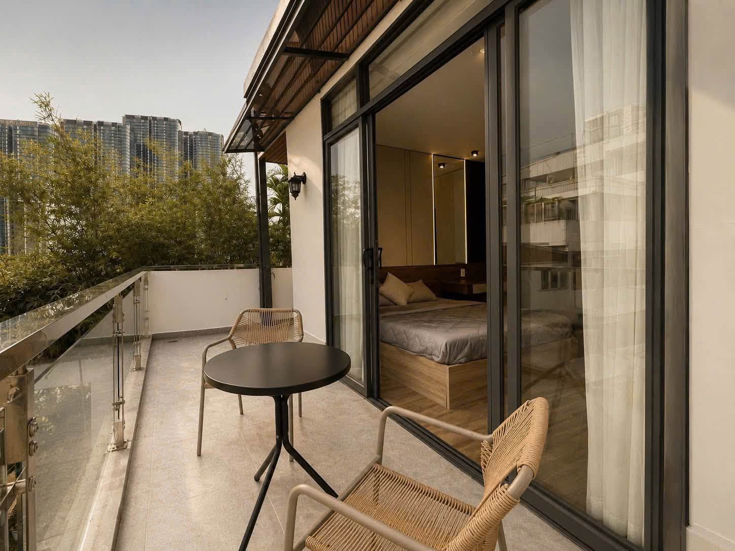 Fully furnished studio with balcony on Pham Viet Chanh Street