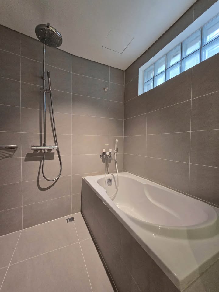 Fully furnished 1-bedroom apartment with balcony on Au Co Street