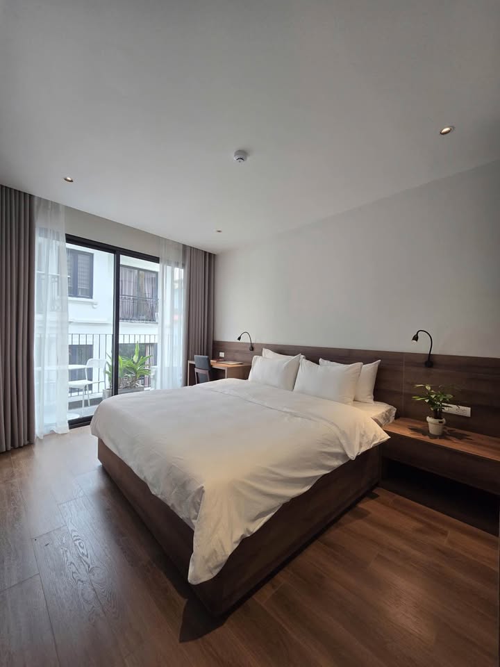 Fully furnished 1-bedroom apartment with balcony on Au Co Street