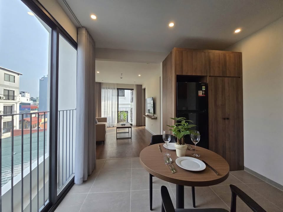 Fully furnished 1-bedroom apartment with balcony on Au Co Street