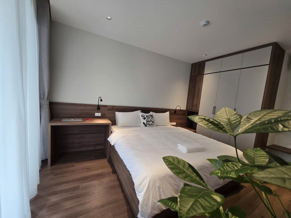 Fully furnished 1-bedroom apartment with balcony on Au Co Street