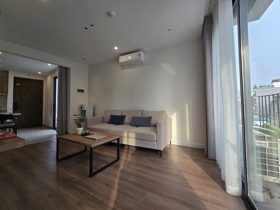 Fully furnished 1-bedroom apartment with balcony on Au Co Street