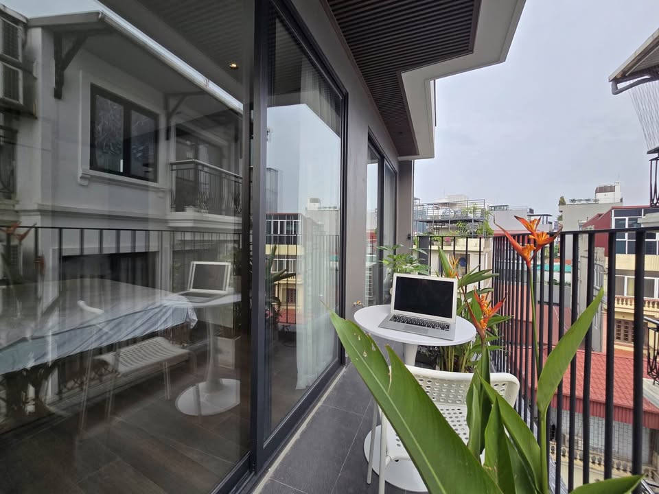 Fully furnished 1-bedroom apartment with balcony on Au Co Street