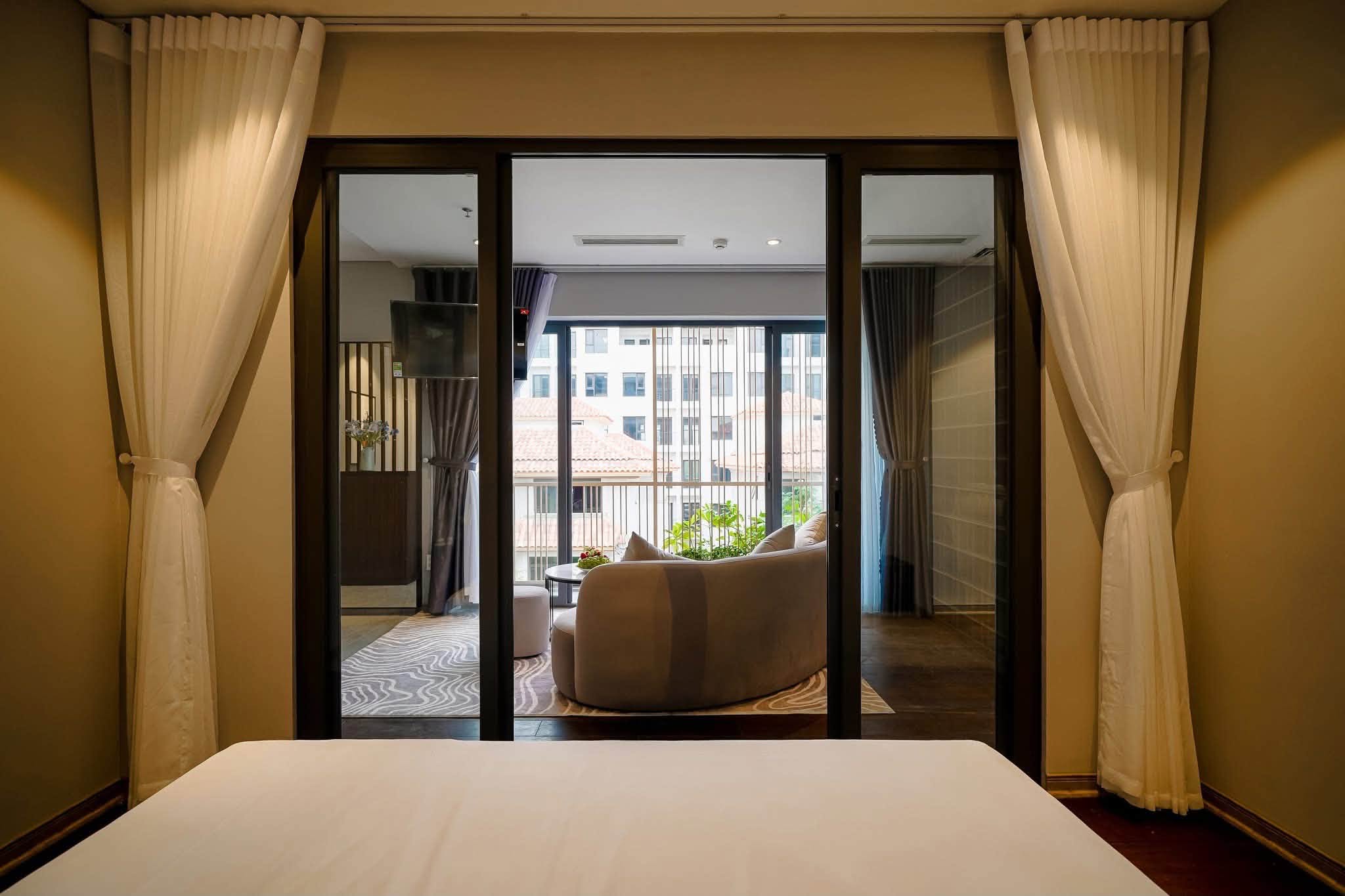 Modern 1-bedroom apartment with large balcony in My An