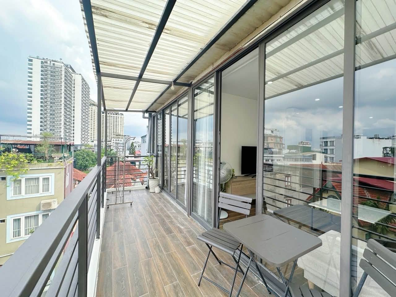 Spacious fully furnished 2-bedroom apartment on To Ngoc Van
