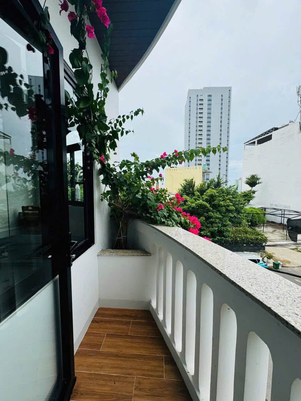 Brand new 2-bedroom penthouse with sea-view balcony in Son Tra
