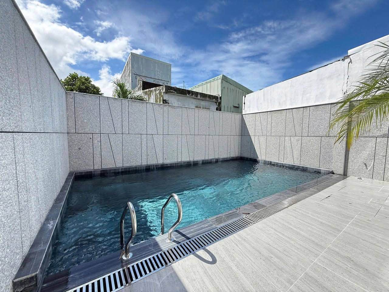 Modern fully furnished 1-bedroom apartment with pool and gym near My Khe Beach