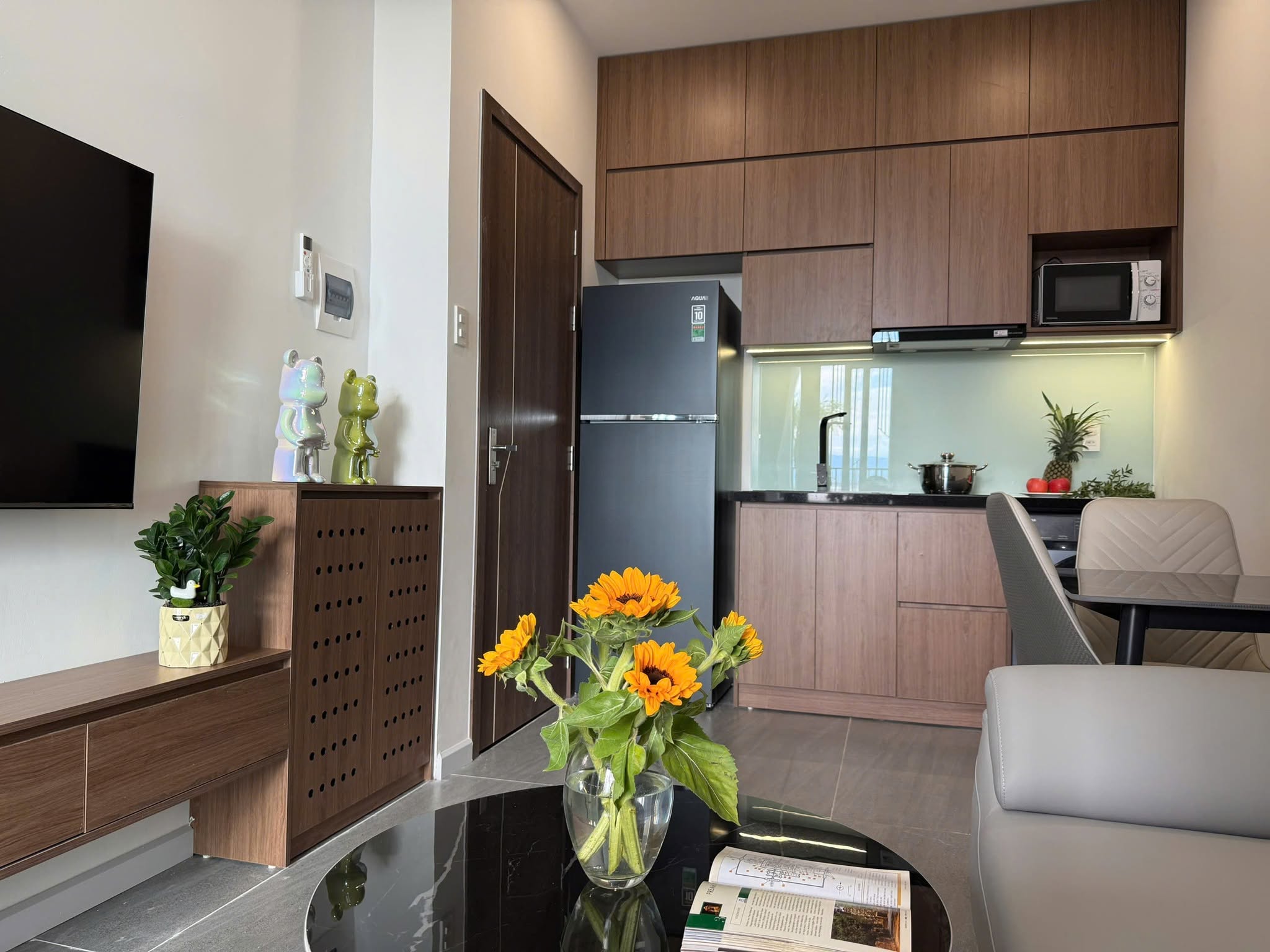 Modern fully furnished 1-bedroom apartment with pool and gym near My Khe Beach