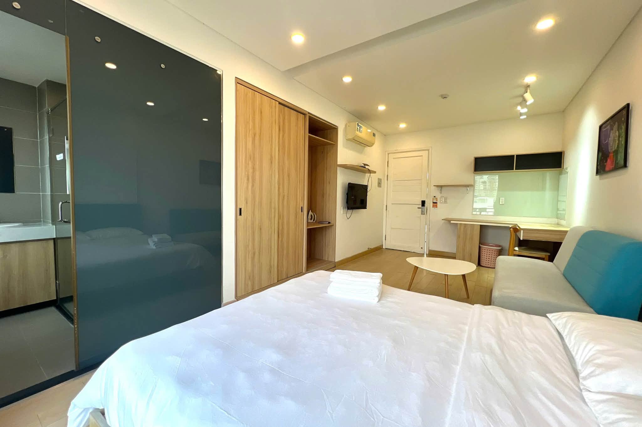 Fully furnished apartment with balcony, pool and complimentary housekeeping in Thao Dien