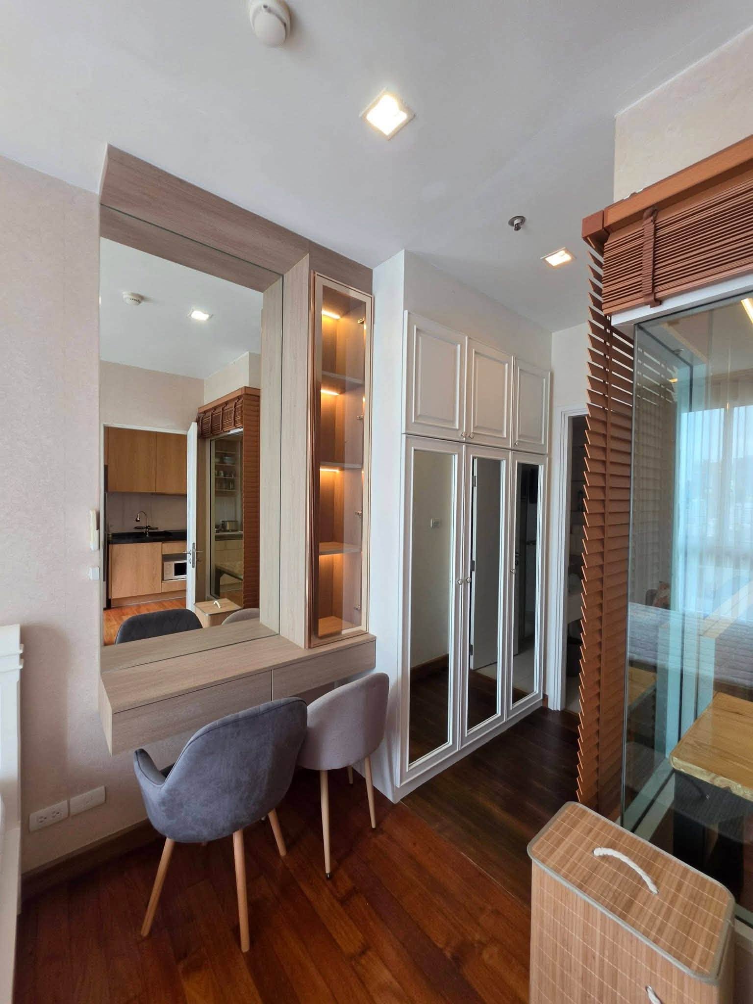 Ivy Sathorn 10 1-Bedroom Condo near BTS Chong Nonsi
