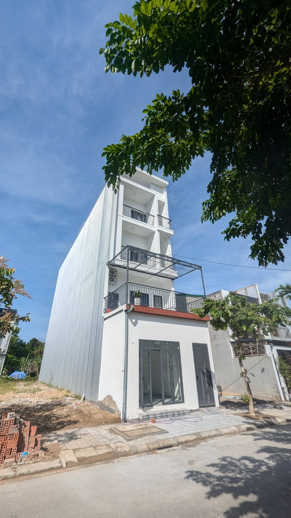 A-N-T Fully Furnished Balcony Room in Bau Va, Hue