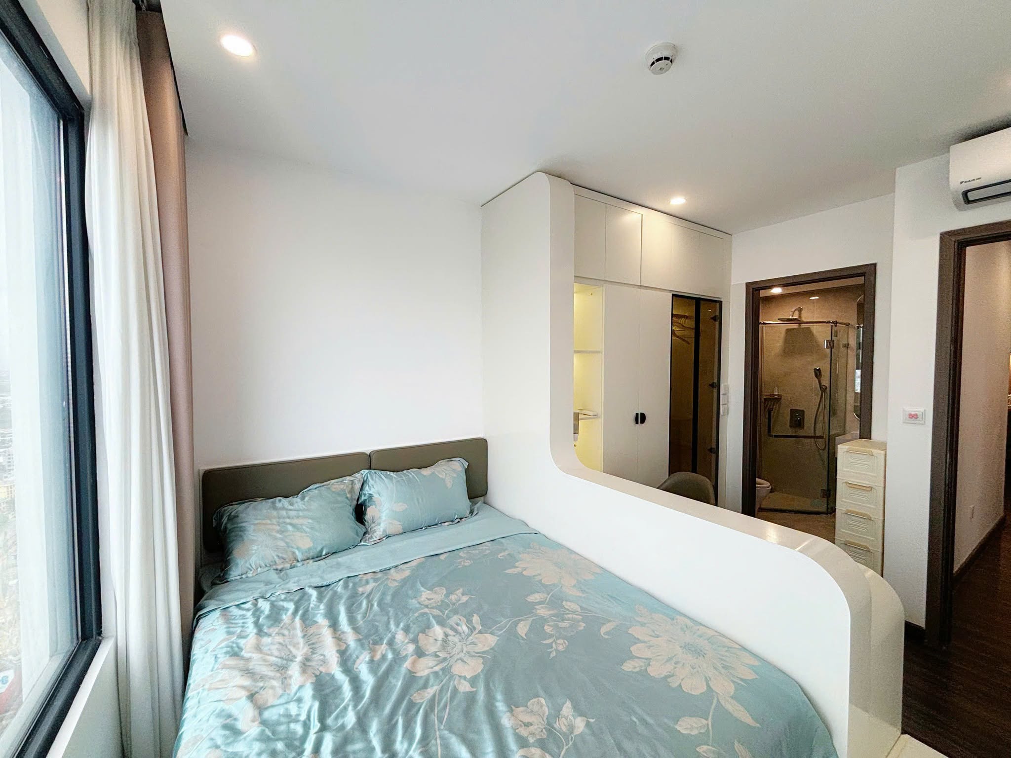 Luxury Fully Furnished 3-Bedroom Apartment at Hoang Huy Commerce
