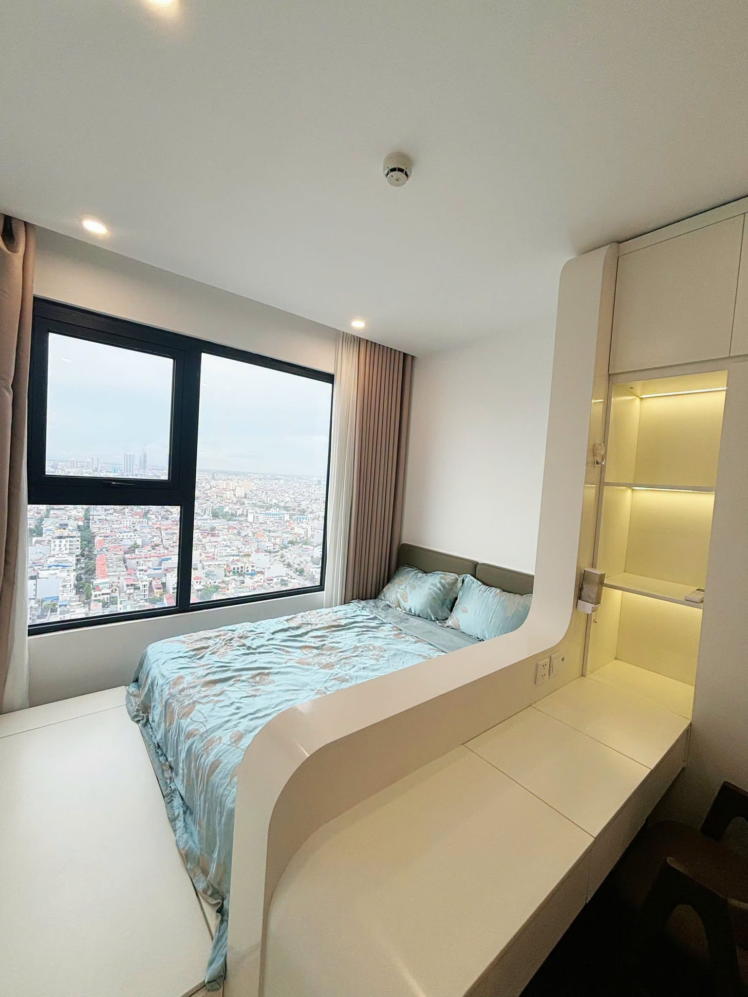Luxury Fully Furnished 3-Bedroom Apartment at Hoang Huy Commerce