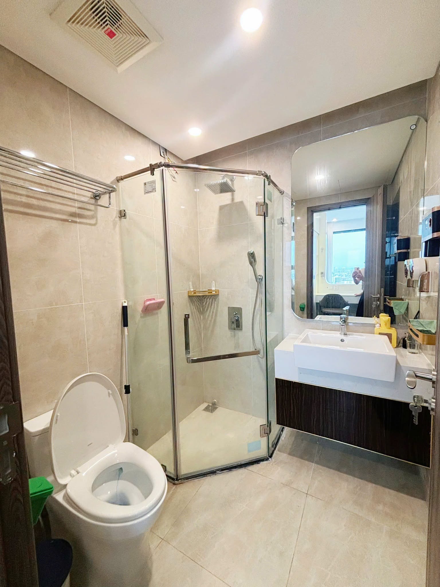 Luxury Fully Furnished 3-Bedroom Apartment at Hoang Huy Commerce