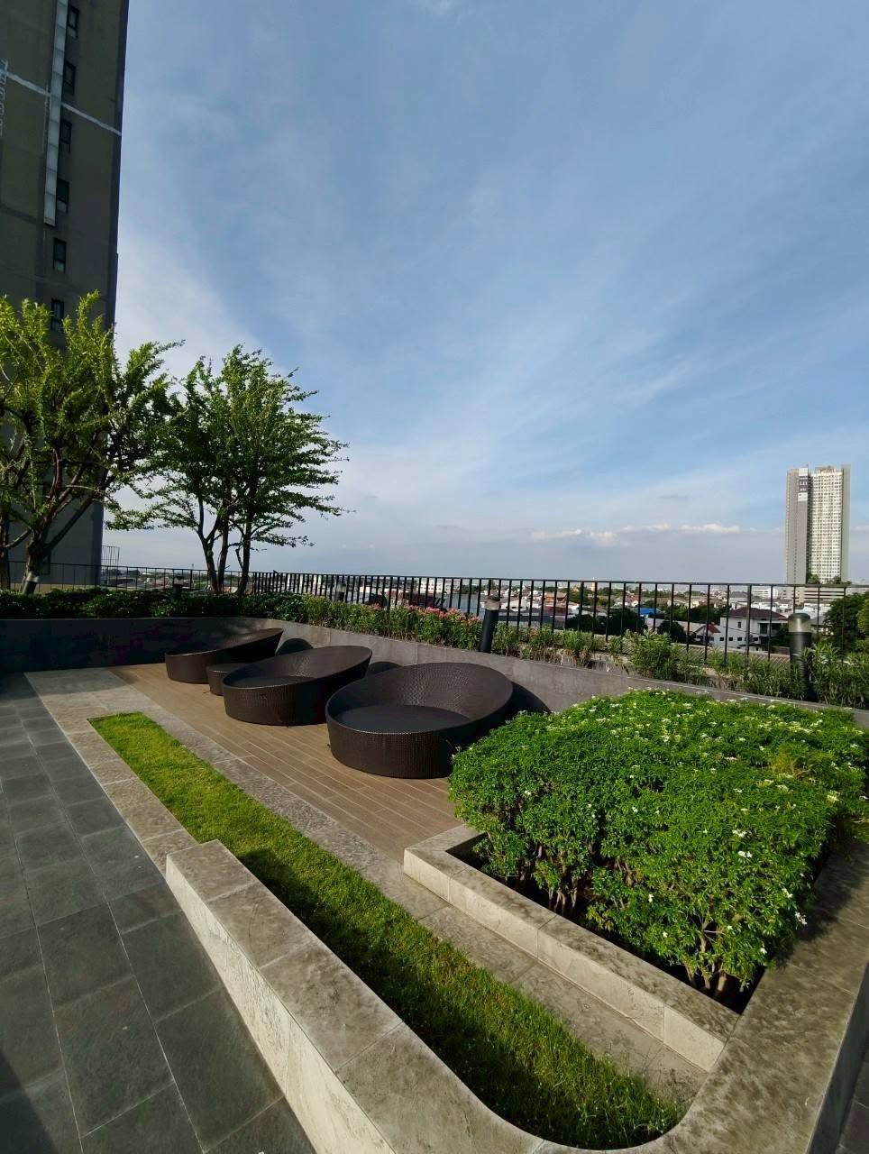 Fully Furnished 1-Bedroom Condo near MRT Purple Line and Central WestGate