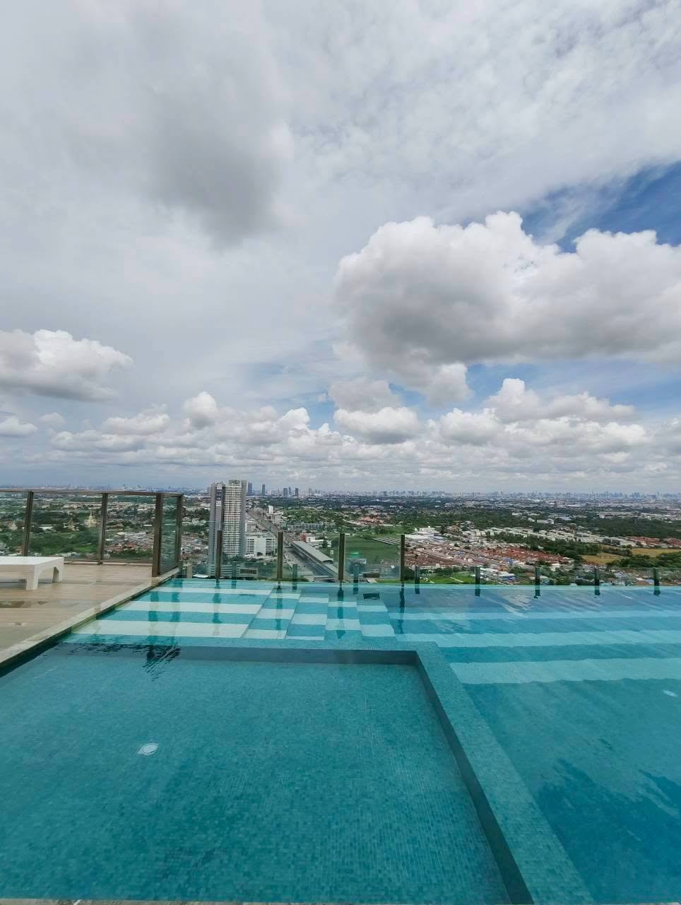 Fully Furnished 1-Bedroom Condo near MRT Purple Line and Central WestGate