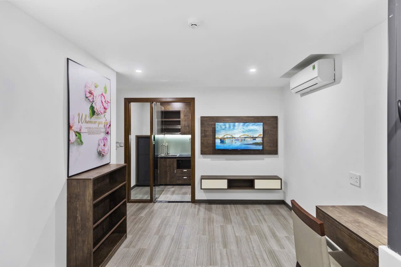 High-Floor 1-Bedroom Apartment with Spacious Balcony near Phan Ton