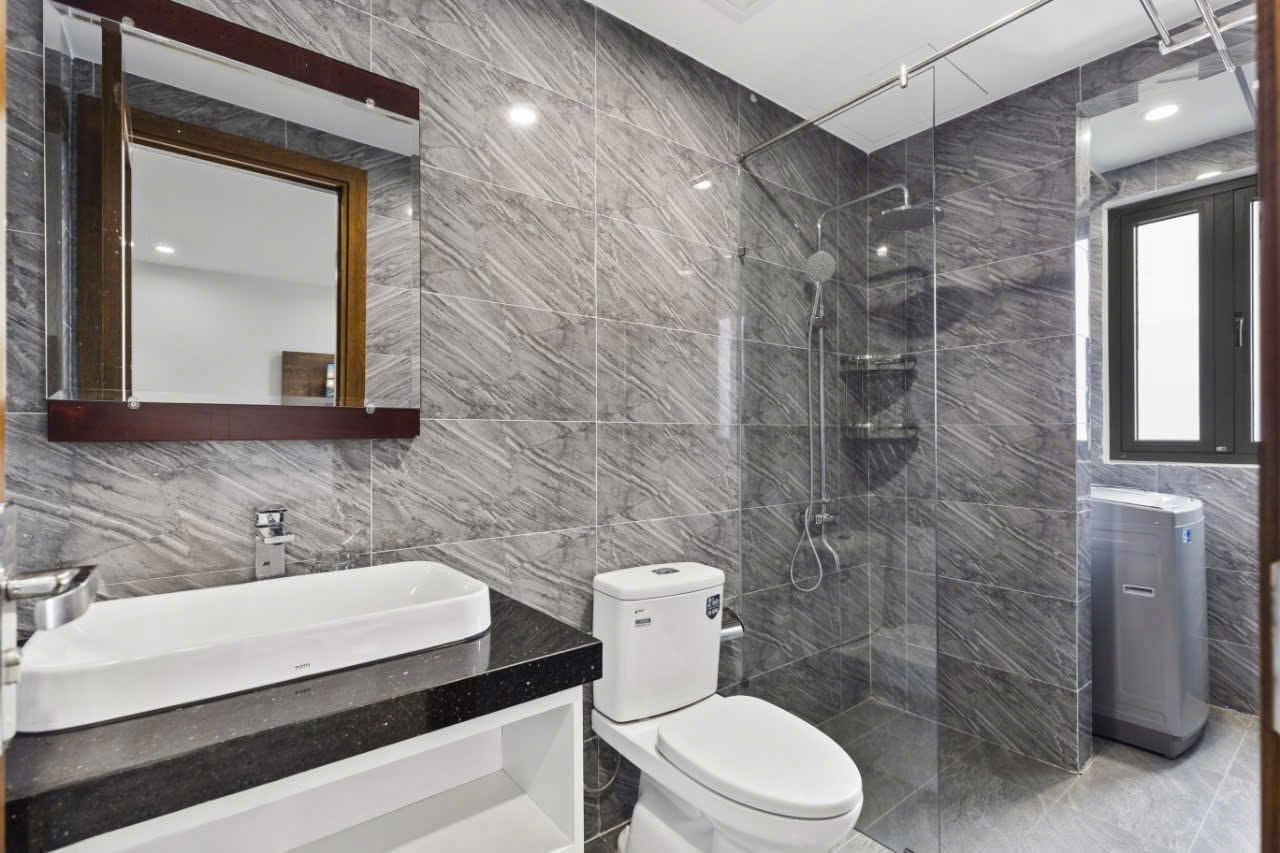 High-Floor 1-Bedroom Apartment with Spacious Balcony near Phan Ton