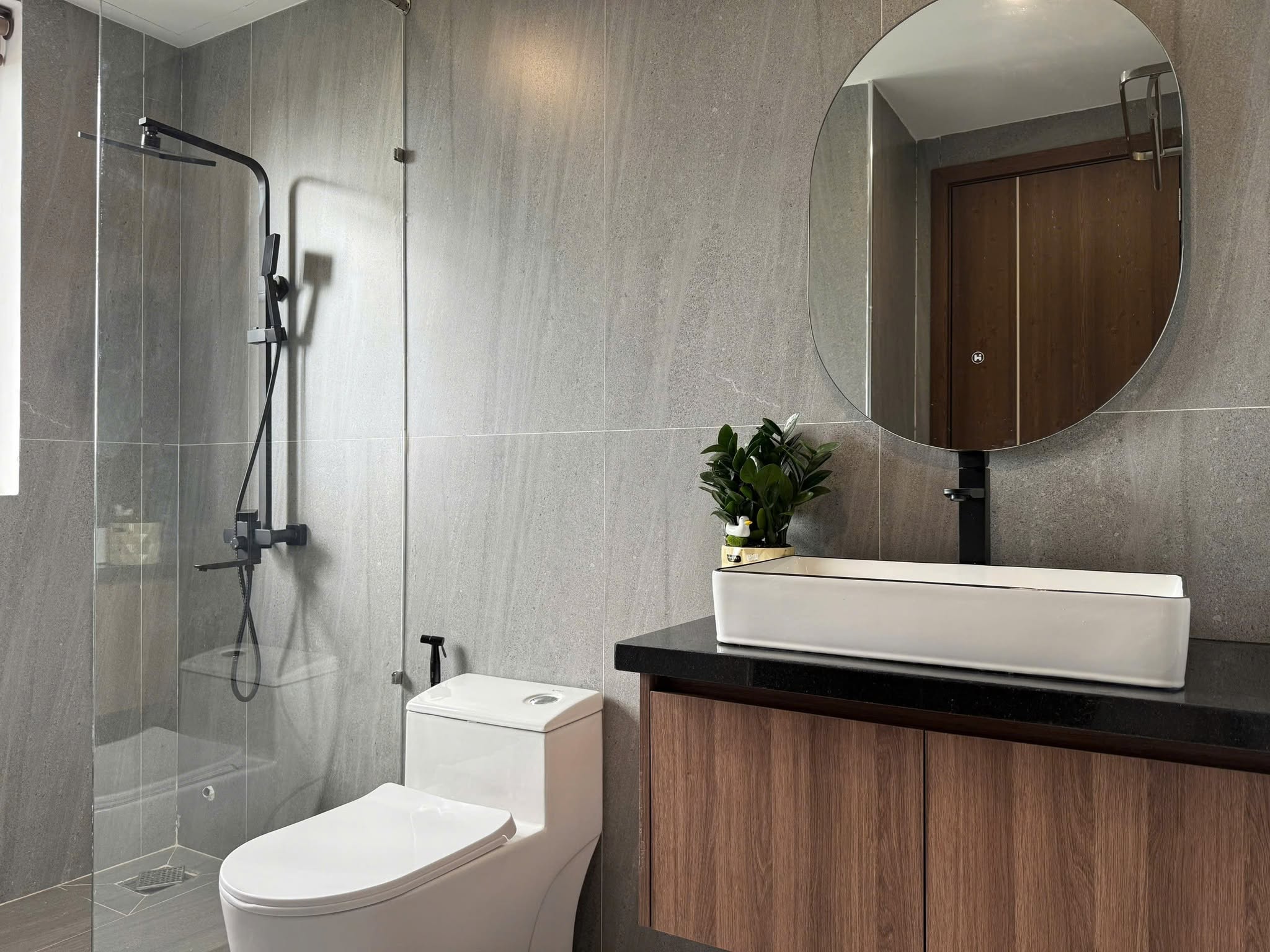 1-Bedroom Apartment with Pool and Gym on Tran Van Dan Street
