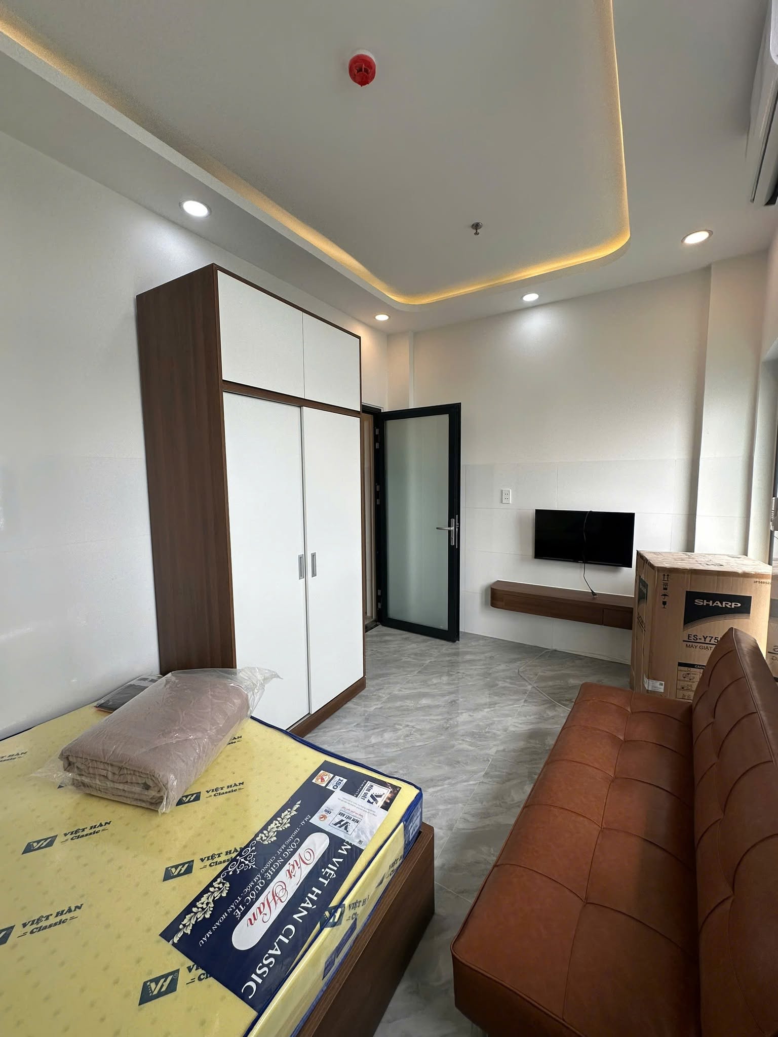 Luxury Fully Furnished 2-Bedroom Apartment with Balcony in Khue My