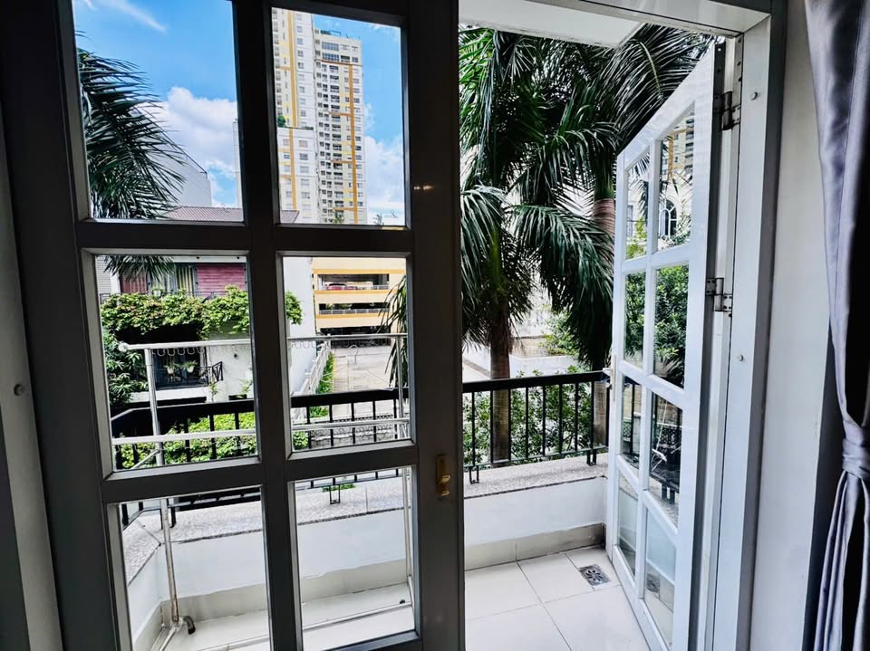 Spacious 1-Bedroom Serviced Apartment with Balcony in Thao Dien