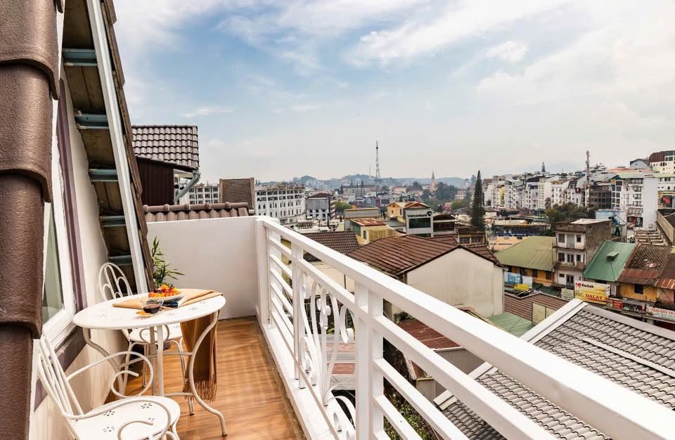 Fully Furnished Room with Private Balcony near Hoa Binh Market