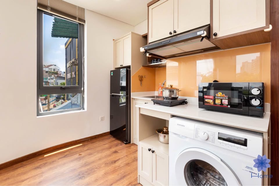 Pet-Friendly Fully Furnished 1-Bedroom Apartment with Sunny Balcony in Tan Binh