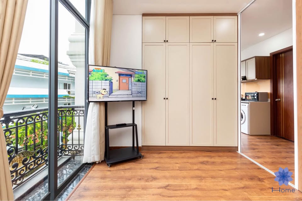 Pet-Friendly Fully Furnished 1-Bedroom Apartment with Sunny Balcony in Tan Binh
