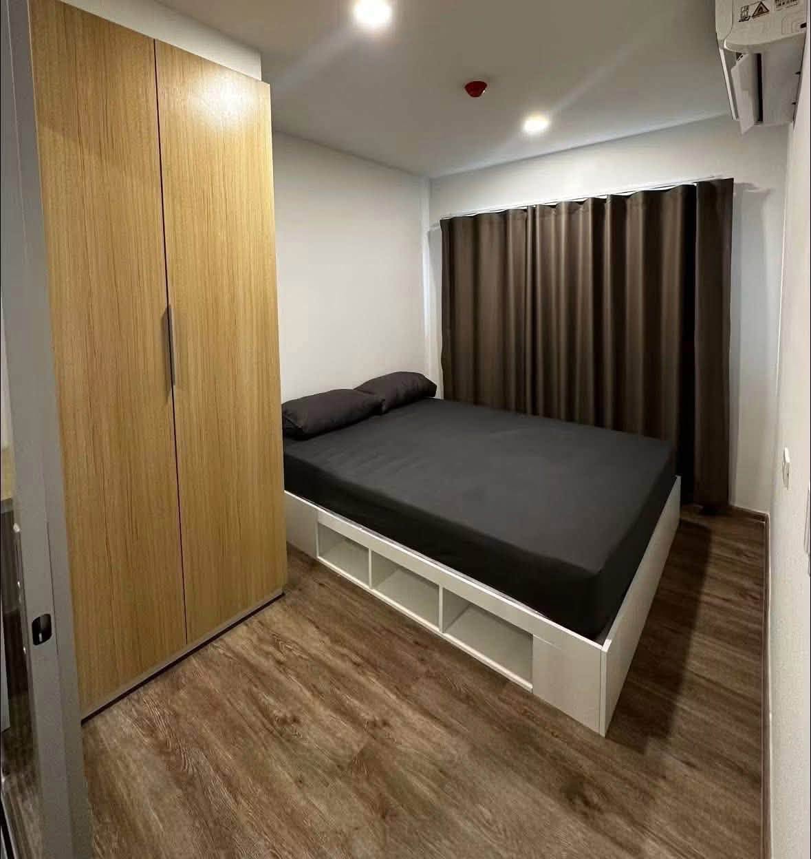 Fully Furnished 1-Bedroom Condo with Washing Machine near MRT Si Dan