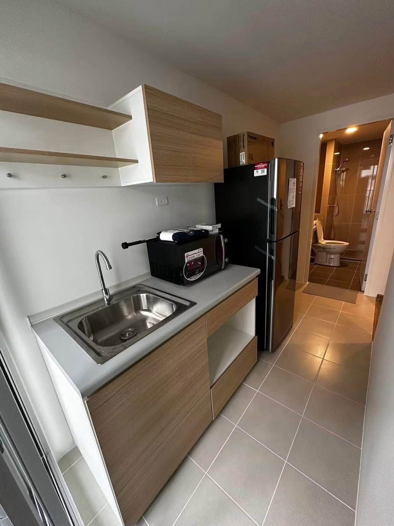 Fully Furnished 1-Bedroom Condo with Washing Machine near MRT Si Dan