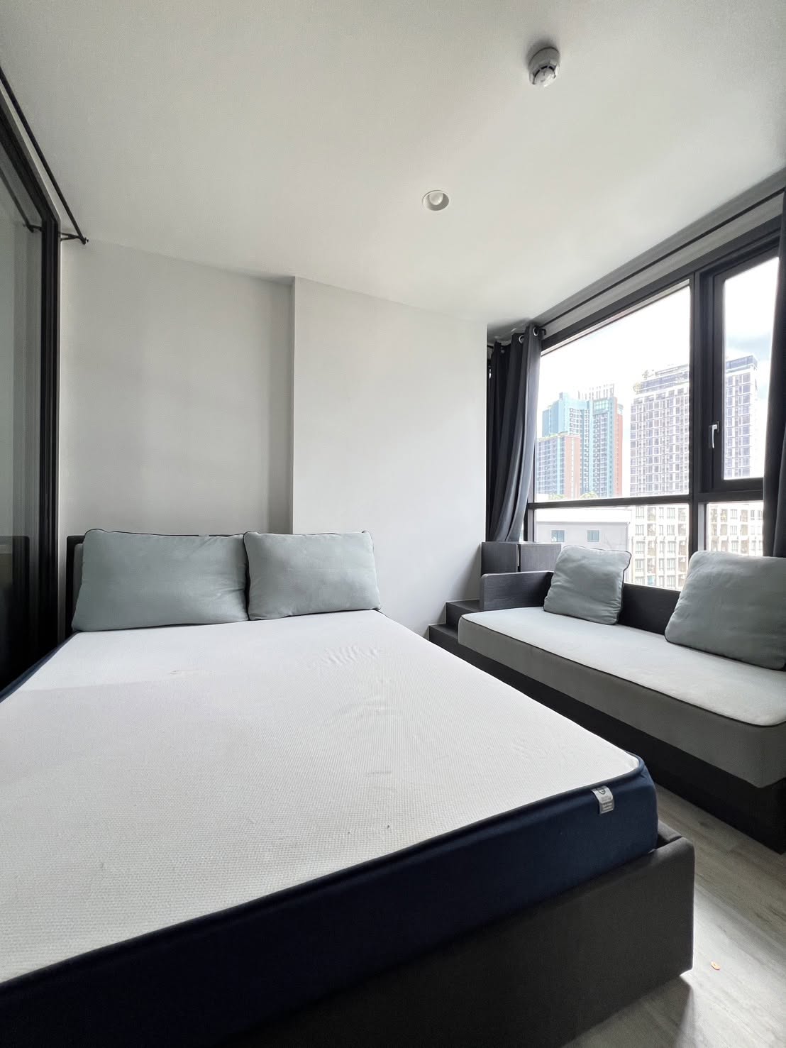 Fully Furnished 1-Bedroom Condo next to MRT Huai Khwang at XT Huaikhwang