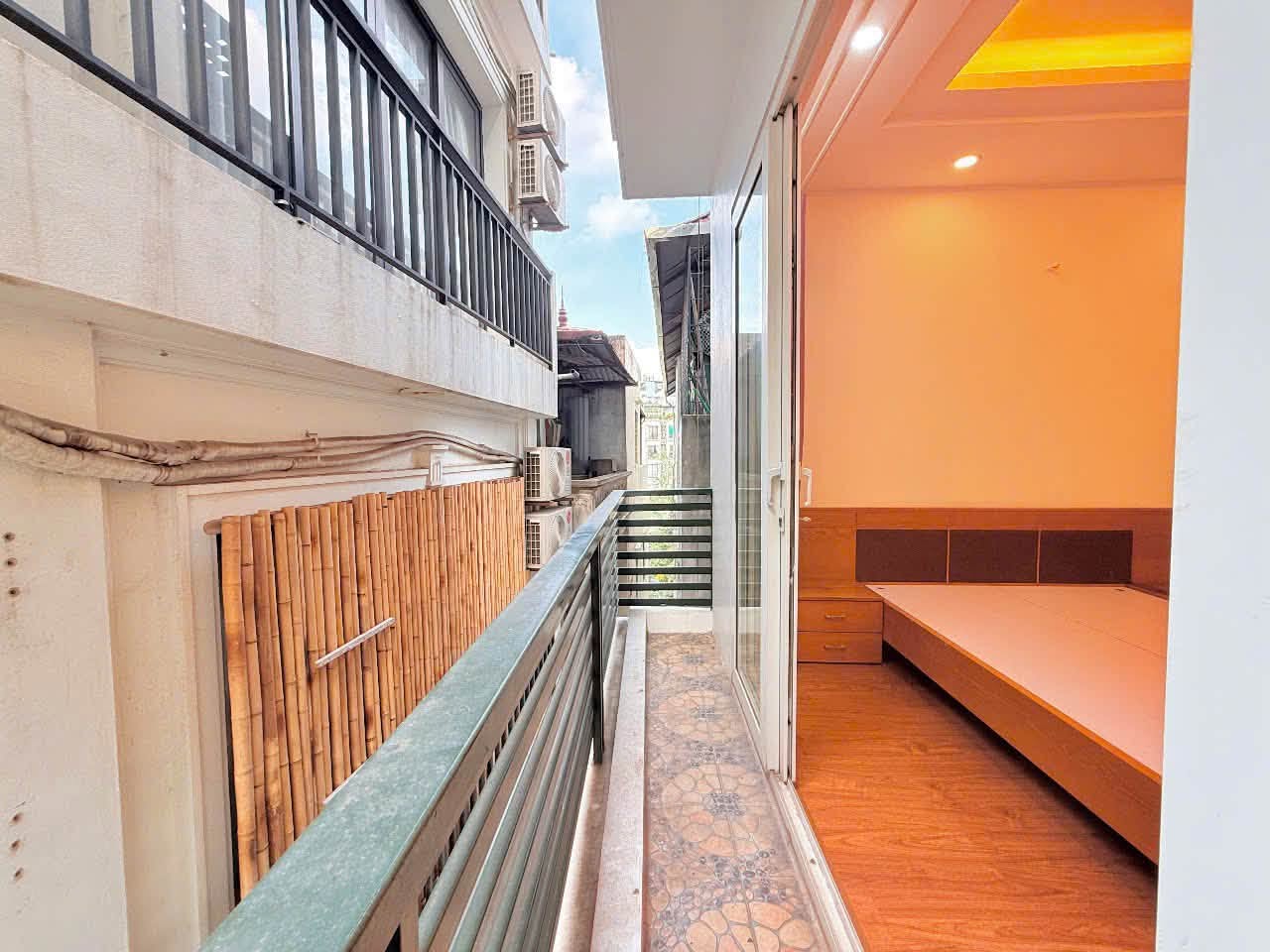 Fully Furnished Studio with Balcony and Car Parking in Tây Hồ