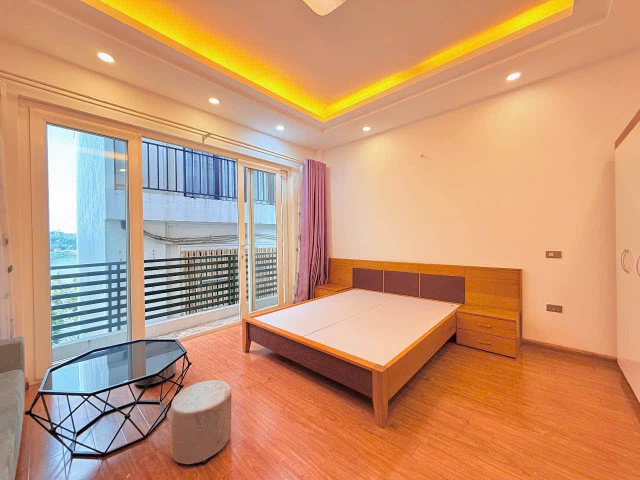 Fully Furnished Studio with Balcony and Car Parking in Tây Hồ