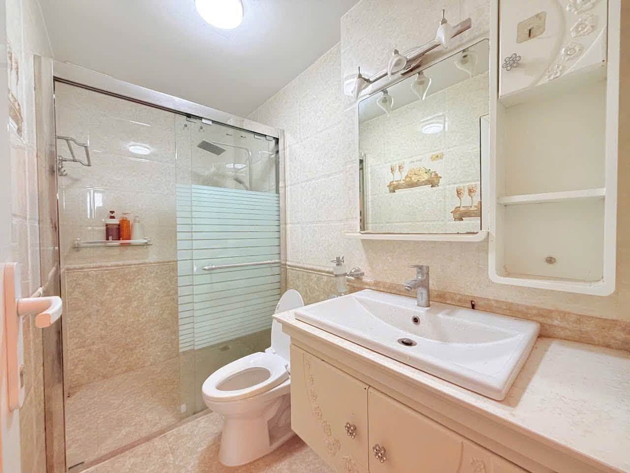 Fully Furnished Studio with Balcony and Car Parking in Tây Hồ