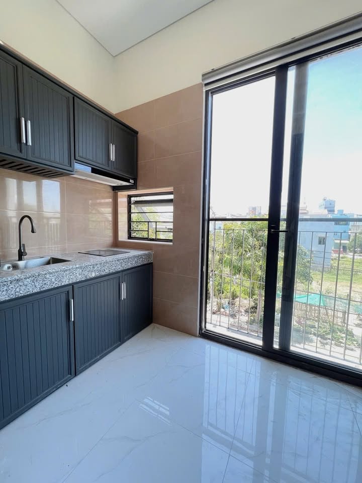 High-Floor 1-Bedroom Apartment with Balcony on Nguyễn Lữ Street