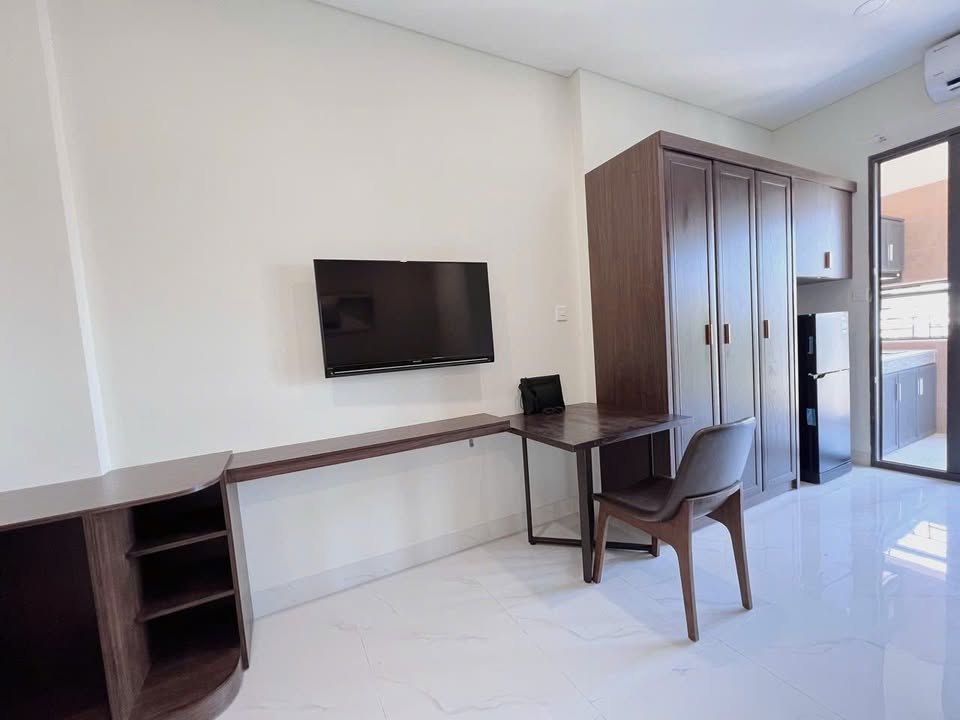 High-Floor 1-Bedroom Apartment with Balcony on Nguyễn Lữ Street