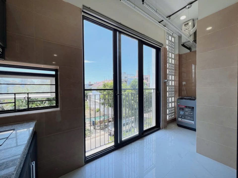 High-Floor 1-Bedroom Apartment with Balcony on Nguyễn Lữ Street