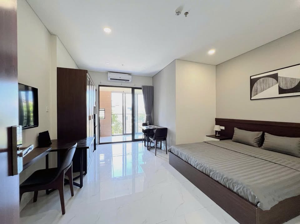 High-Floor 1-Bedroom Apartment with Balcony on Nguyễn Lữ Street