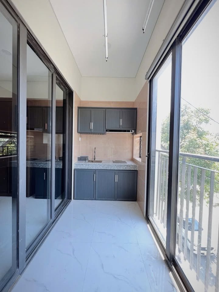 High-Floor 1-Bedroom Apartment with Balcony on Nguyễn Lữ Street