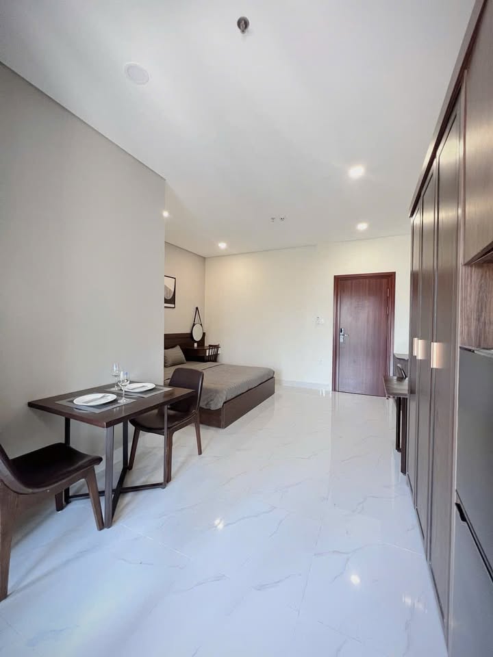 High-Floor 1-Bedroom Apartment with Balcony on Nguyễn Lữ Street