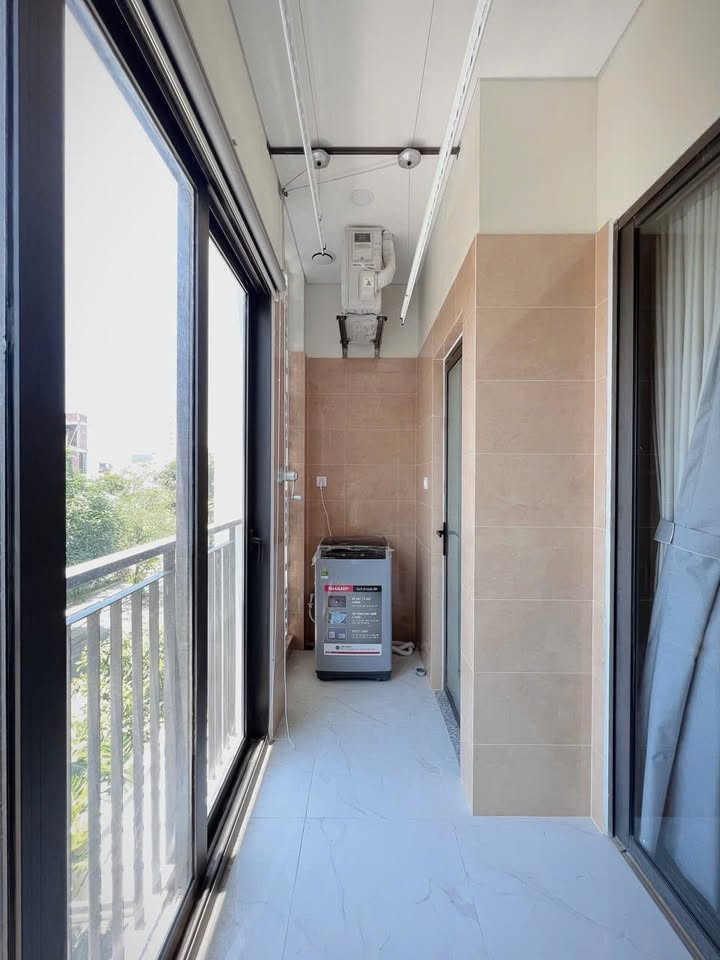 High-Floor 1-Bedroom Apartment with Balcony on Nguyễn Lữ Street