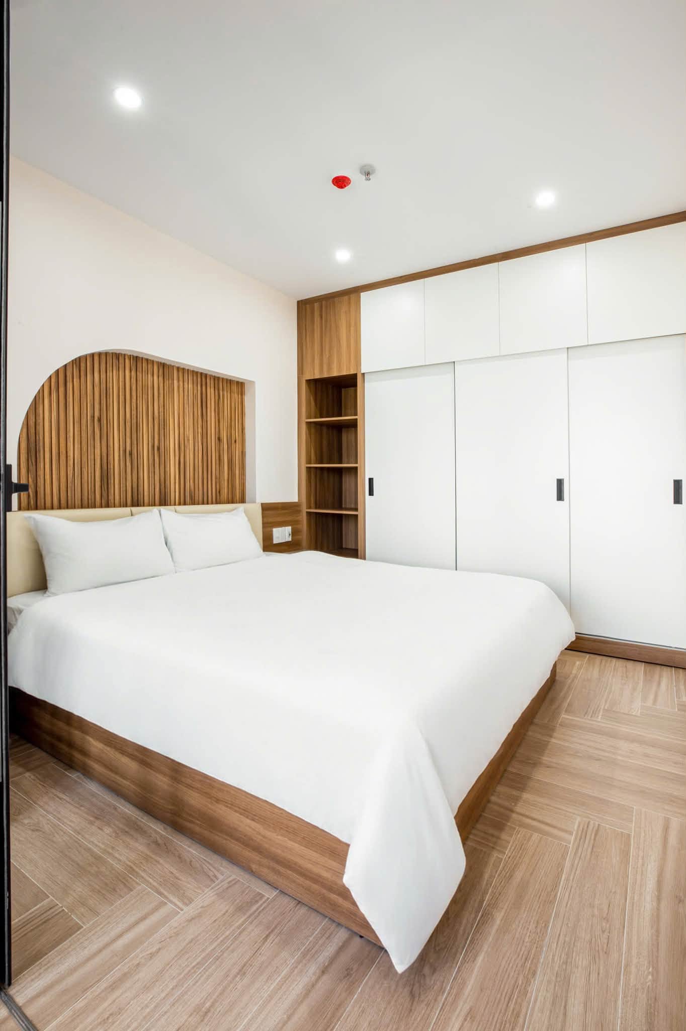 Brand-New Modern Apartment with Balcony near My Khe Beach