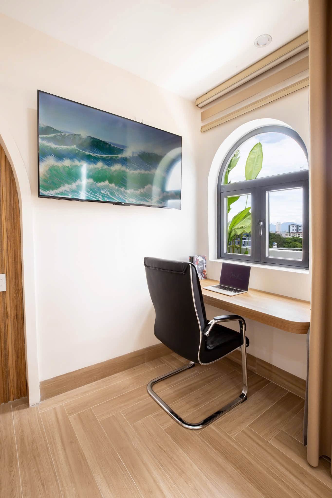 Brand-New Modern Apartment with Balcony near My Khe Beach