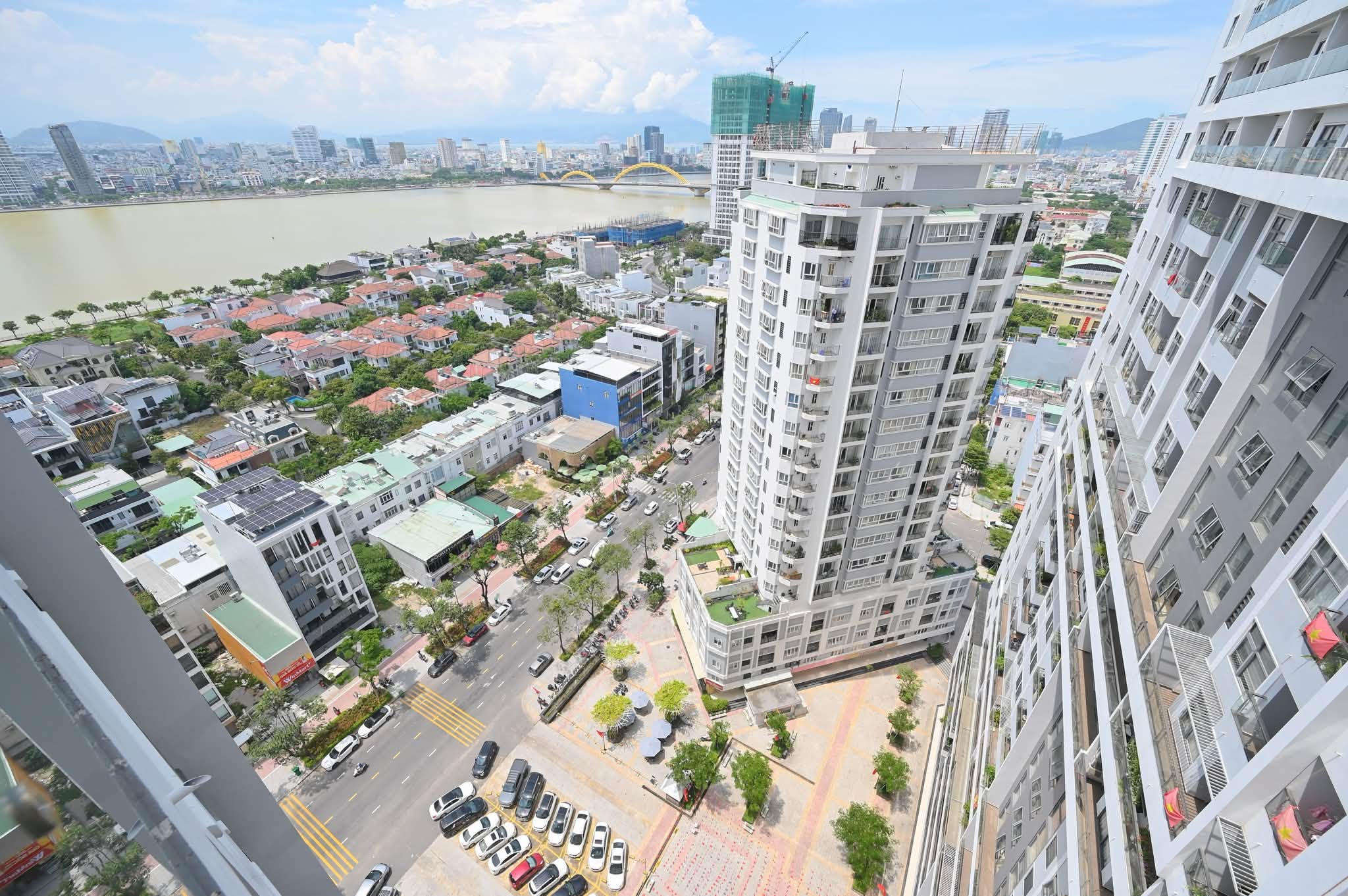 Brand-New Fully Furnished 2-Bedroom Monarchy Apartment with Han River View