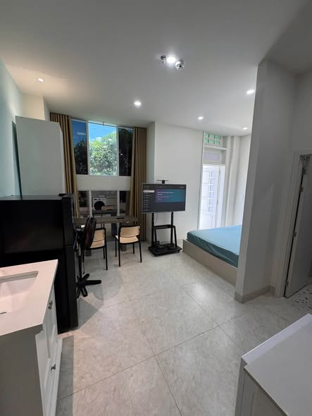Bright Airy Fully Furnished Studio with Balcony on Nguyễn Quang Bích Street