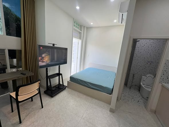 Bright Airy Fully Furnished Studio with Balcony on Nguyễn Quang Bích Street