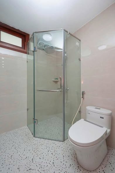 Bright 1BR Apt on Au Co, Tay Ho