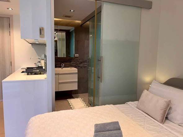Fully Furnished One-Bedroom Condo with Pool and Fitness in Pratumnak