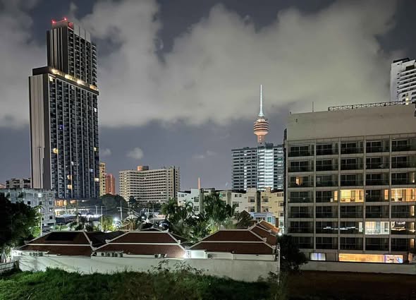 Fully Furnished One-Bedroom Condo with Pool and Fitness in Pratumnak