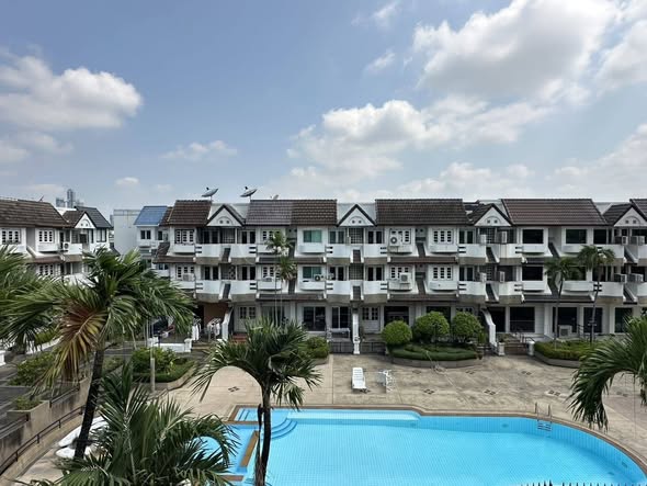 Newly Renovated Pet-Friendly Four-Bedroom Townhome at Regent 71